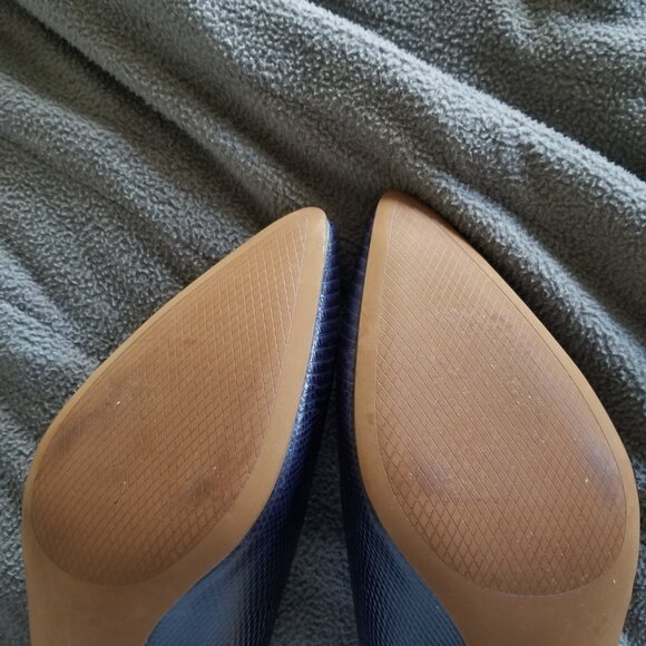 Cole Haan Navy Blue Leather  Heels  size 8.5 - Picture 6 of 6